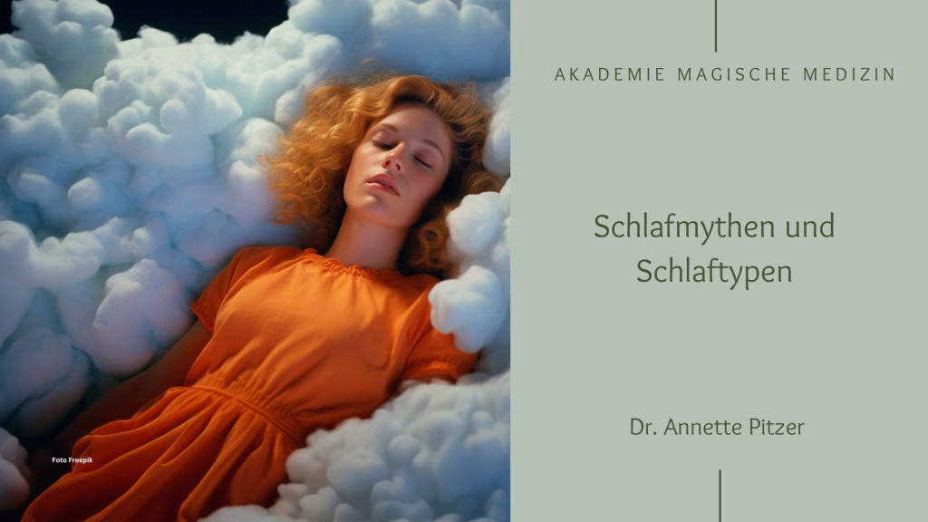 Schlaf
Schlafmythen und Schlaftypen
Eine rotblonde Frau mit einem orangen Kleid schläft auf Wolken